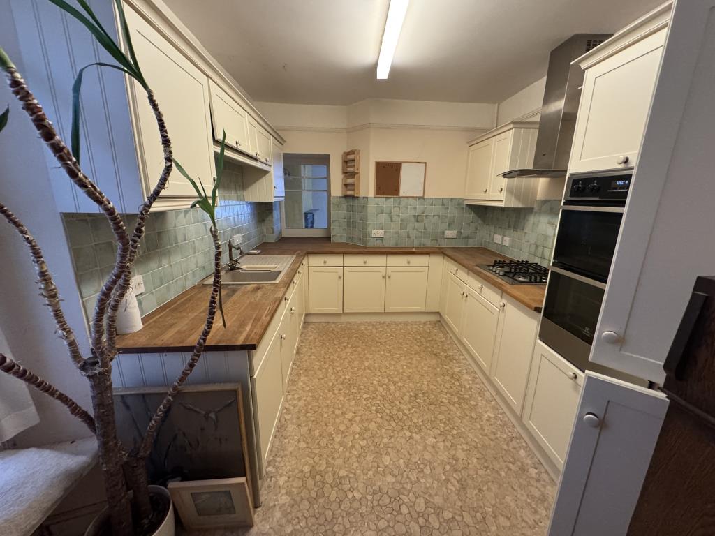 Lot: 160 - SPACIOUS WATER-FRONTING PROPERTY - View of kitchen